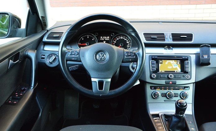 Volkswagen Passat cena 43900 przebieg: 232000, rok produkcji 2014 z Elbląg małe 781